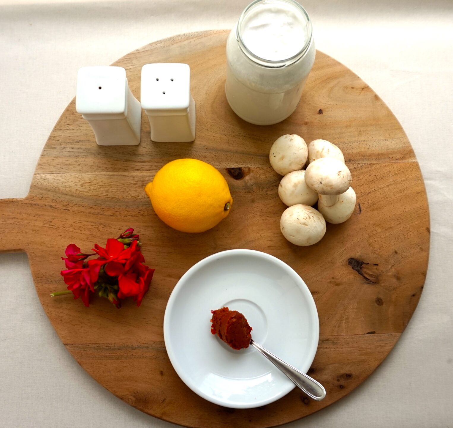 Foto af kokosmælk, karry-pasta, svampe, citron, salt og peber.